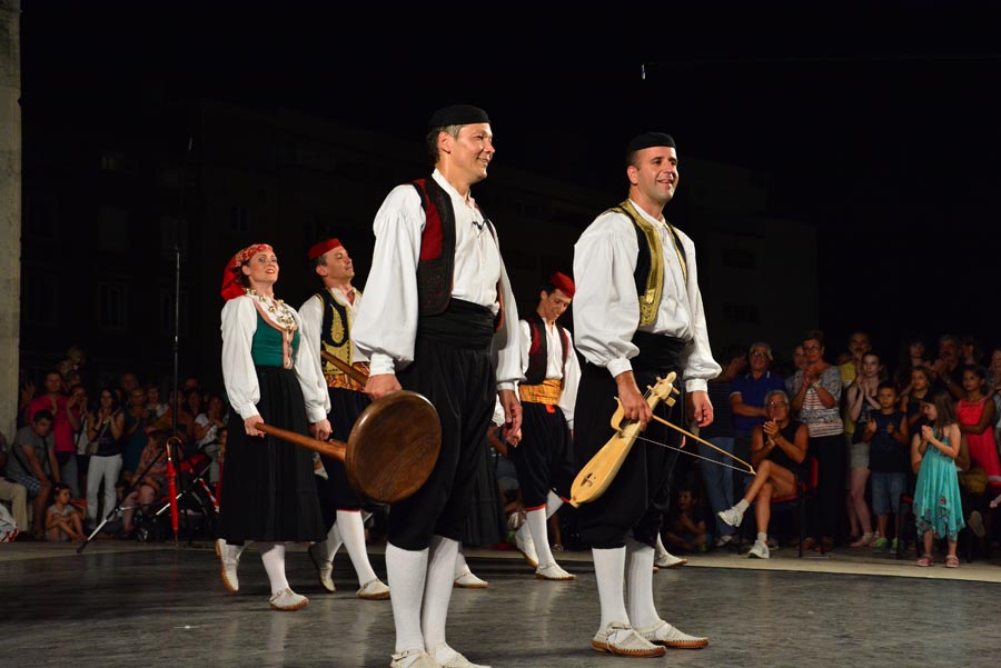 Nastup ansambla Lado ispred crkve sv. Marije ; foto Iva Perinčić Nastup ansambla Lado ispred crkve sv. Marije ; foto Iva Perinčić