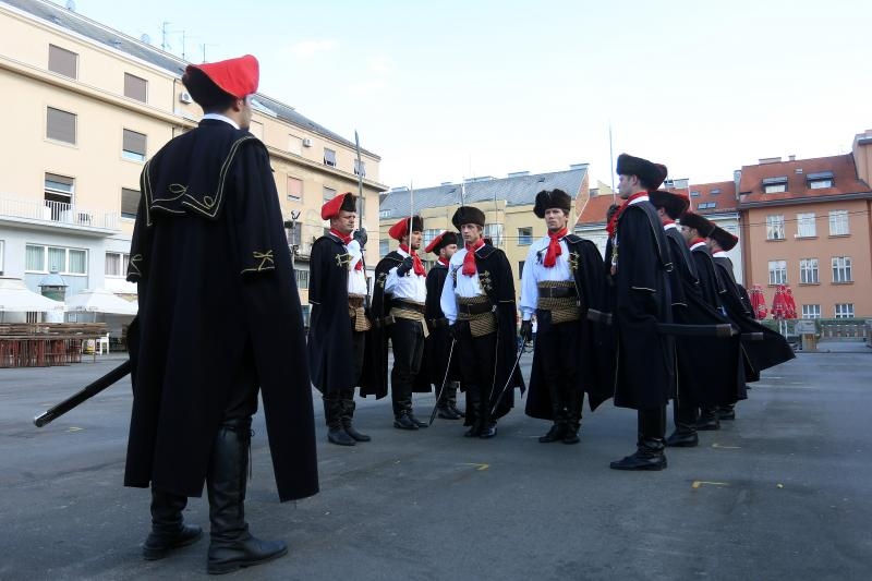 Zagreb: Počasna satnija Kravat pukovnije na Dolcu