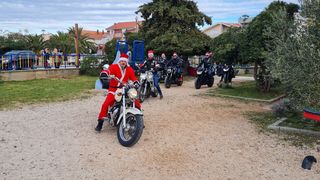 Bibinje: Moto mrazovi razveselili mališane Bibinje: Moto mrazovi razveselili mališane