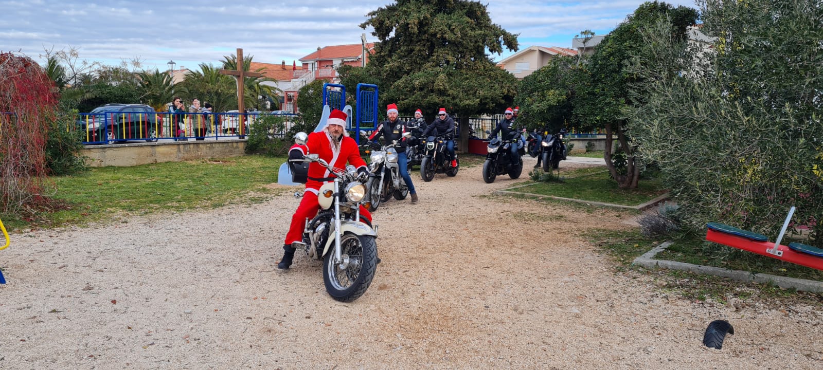 Bibinje: Moto mrazovi razveselili mališane Bibinje: Moto mrazovi razveselili mališane
