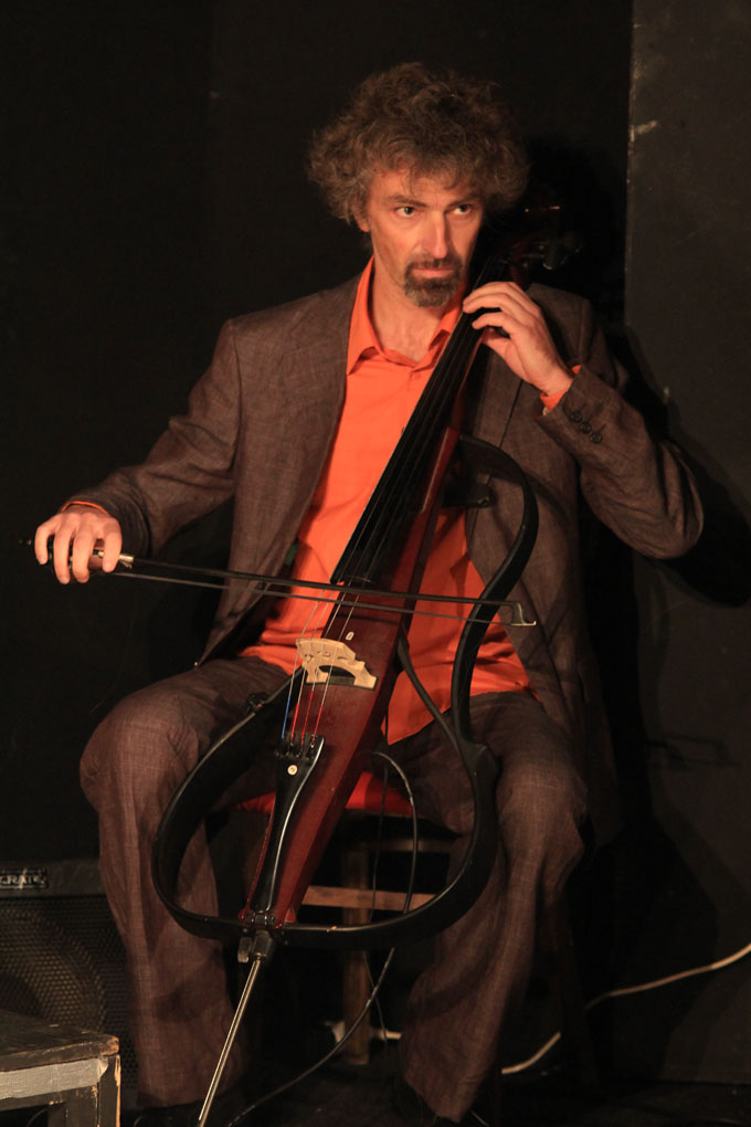 ArtAkt, izlozba Ivane Jenjic, predstava Vili Matula, foto: I. Perincic ArtAkt, izlozba Ivane Jenjic, predstava Vili Matula, foto: I. Perincic