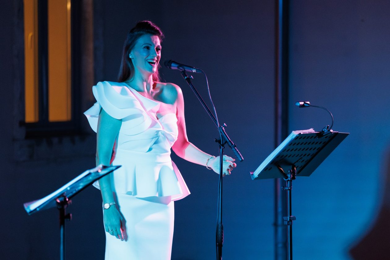 Večer evergreena u atriju palače Cedulin