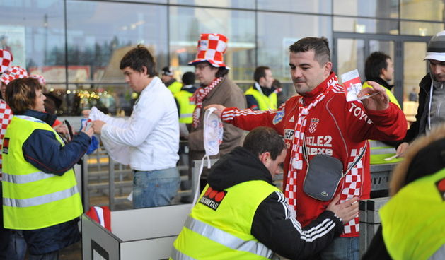 Graz, 230110.
EURO 2010 u rukometu. 
Trece kolo skupine A. Utakmica Hrvatska – Rusija.
Na fotografiji: Kontrola navijaca na ulazu u dvoranu.
Foto: Damir Krajac / CROPIX