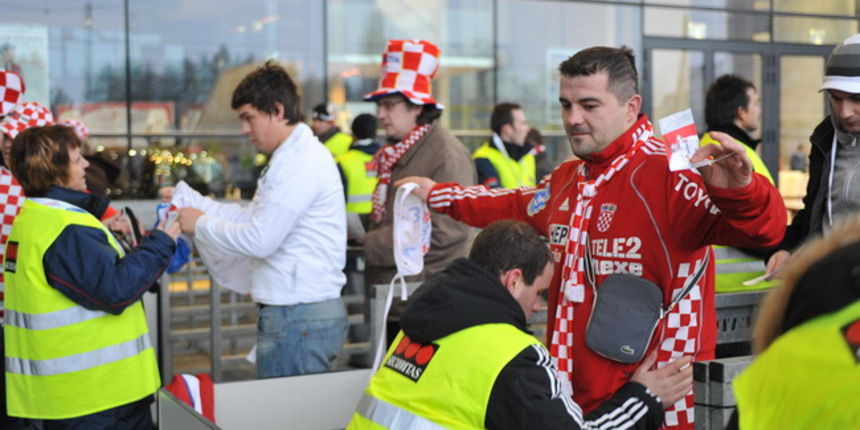 Graz, 230110.
EURO 2010 u rukometu. 
Trece kolo skupine A. Utakmica Hrvatska – Rusija.
Na fotografiji: Kontrola navijaca na ulazu u dvoranu.
Foto: Damir Krajac / CROPIX