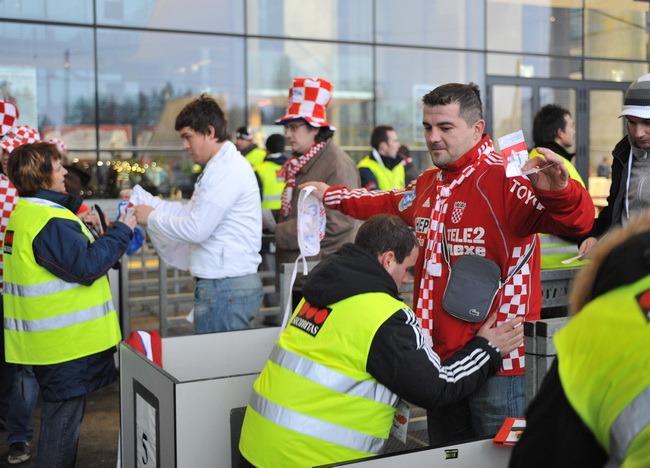 Graz, 230110.
EURO 2010 u rukometu. 
Trece kolo skupine A. Utakmica Hrvatska – Rusija.
Na fotografiji: Kontrola navijaca na ulazu u dvoranu.
Foto: Damir Krajac / CROPIX