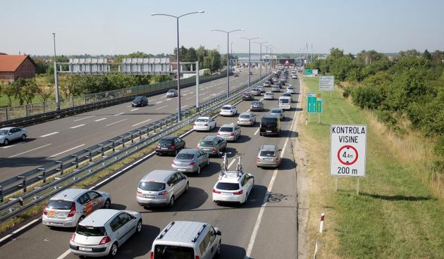 27.07.2013., Zagreb – Velike guzve na naplatnim kucicama Lucko u smjeru mora. Photo: Borna Filic/PIXSELL Autor  Borna Filic/PIXSELL KLJUČNE RIJEČI  lucko, kolona, naplatne kucice, auto, automobil, promet, guzva