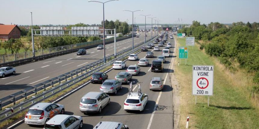 27.07.2013., Zagreb – Velike guzve na naplatnim kucicama Lucko u smjeru mora. Photo: Borna Filic/PIXSELL Autor  Borna Filic/PIXSELL KLJUČNE RIJEČI  lucko, kolona, naplatne kucice, auto, automobil, promet, guzva