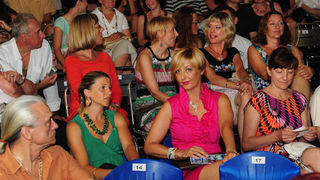 Zadar, 26.07.2013. snimio: Nenad Marčev
bossa nova
CATIA WERNECK QUARTET (BRA-FR)
CATIA WERNECK – vocal
VINCENT BIDAL – piano
LUKMIL PEREZ HERRERA – drums
RENATO ŠVORINIĆ – bass giuitar
Dvorište Providurove palače Zadar, 26.07.2013. snimio: Nenad Marčev
bossa nova
CATIA WERNECK QUARTET (BRA-FR)
CATIA WERNECK – vocal
VINCENT BIDAL – piano
LUKMIL PEREZ HERRERA – drums
RENATO ŠVORINIĆ – bass giuitar
Dvorište Providurove palače