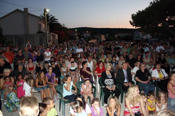 Vecer folklora: KUD Nevijana i ansambl Horenak u Nevidjenima Vecer folklora: KUD Nevijana i ansambl Horenak u Nevidjenima
