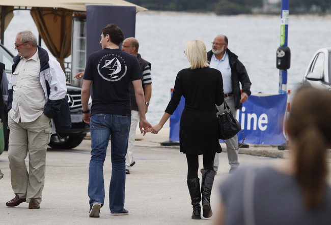 Biograd , 140510.
Danas je u Biogradu odrzana druga Porinova regata na kojoj je za ekipe brojnih diskografskih i medijskih kuca jedrilicarske sposobnosti pokazalo i vise javnih osoba. Na slici Mirza Dzomba i Belma Hodjic.
Foto: Jure Miskovic / CROPIX Biograd , 140510.
Danas je u Biogradu odrzana druga Porinova regata na kojoj je za ekipe brojnih diskografskih i medijskih kuca jedrilicarske sposobnosti pokazalo i vise javnih osoba. Na slici Mirza Dzomba i Belma Hodjic.
Foto: Jure Miskovic / CROPIX