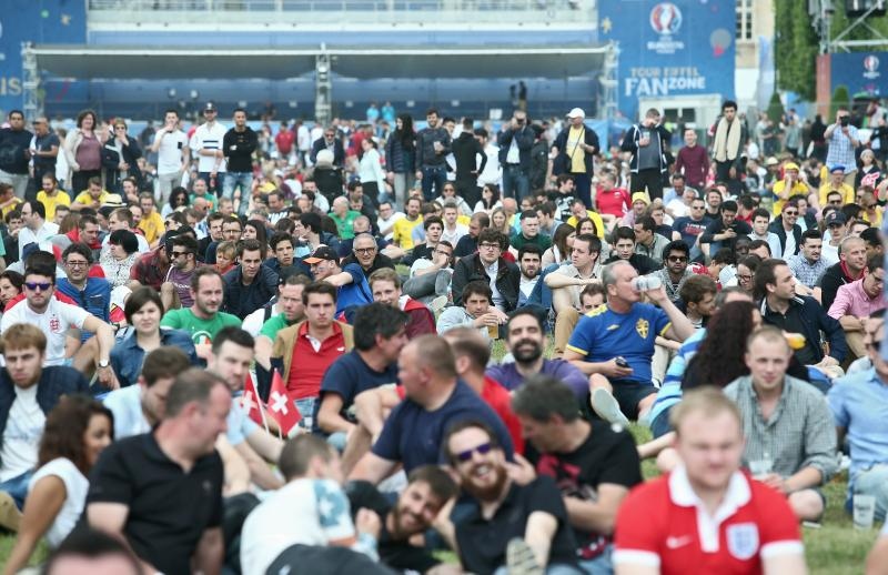 EURO 2016: Fan zona pored Eiffelovog tornja. Photo: Sanjin Strukić/PIXSELL EURO 2016: Fan zona pored Eiffelovog tornja. Photo: Sanjin Strukić/PIXSELL