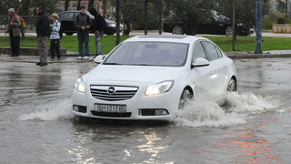 Dubrovnik, 221110.
Velike kolicine kise koje su padale danas na dubrovackom podrucju izazvale su velike poplave , odrone, sto je uveliko otezavalo pjesacki o cestovni promet. Zbog oborina na prometnici , u ulici  Obala Ivana Pavla II , u tzv. Solskoj bazi