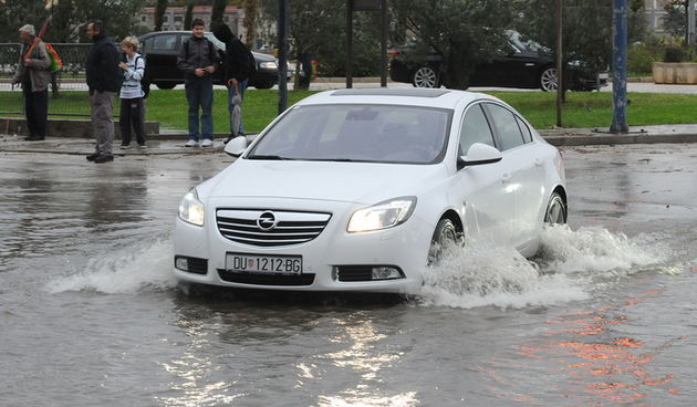 Dubrovnik, 221110.
Velike kolicine kise koje su padale danas na dubrovackom podrucju izazvale su velike poplave , odrone, sto je uveliko otezavalo pjesacki o cestovni promet. Zbog oborina na prometnici , u ulici  Obala Ivana Pavla II , u tzv. Solskoj bazi