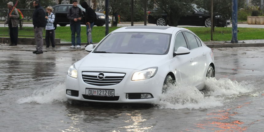 Dubrovnik, 221110.
Velike kolicine kise koje su padale danas na dubrovackom podrucju izazvale su velike poplave , odrone, sto je uveliko otezavalo pjesacki o cestovni promet. Zbog oborina na prometnici , u ulici Obala Ivana Pavla II , u tzv. Solskoj bazi Dubrovnik, 221110.
Velike kolicine kise koje su padale danas na dubrovackom podrucju izazvale su velike poplave , odrone, sto je uveliko otezavalo pjesacki o cestovni promet. Zbog oborina na prometnici , u ulici Obala Ivana Pavla II , u tzv. Solskoj bazi