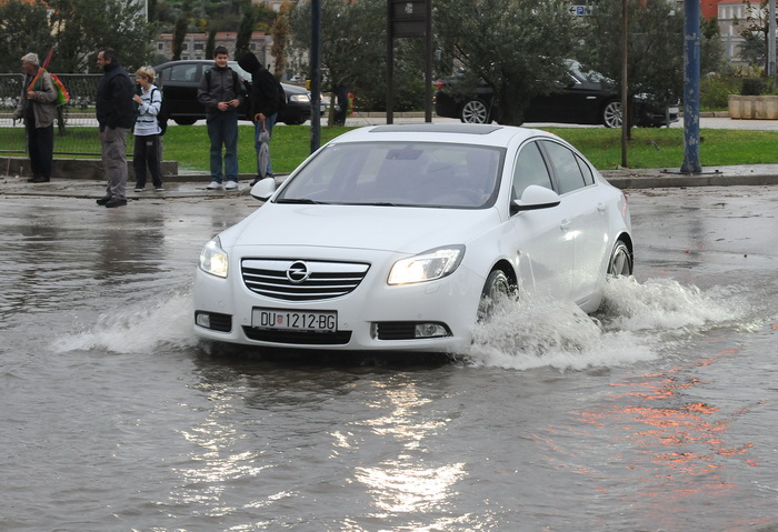 Dubrovnik, 221110.
Velike kolicine kise koje su padale danas na dubrovackom podrucju izazvale su velike poplave , odrone, sto je uveliko otezavalo pjesacki o cestovni promet. Zbog oborina na prometnici , u ulici  Obala Ivana Pavla II , u tzv. Solskoj bazi