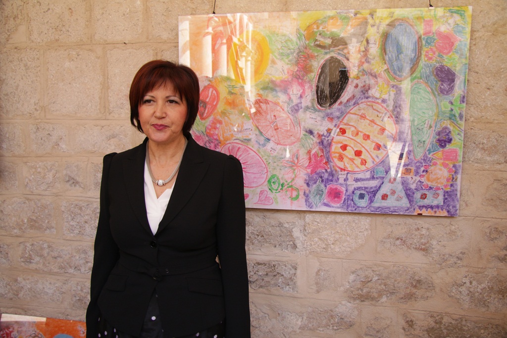 Izložba nosi naziv “Približavanje – stih i slika”, a otvara se u klaustru samostana Sv. Frane. Izložba nosi naziv “Približavanje – stih i slika”, a otvara se u klaustru samostana Sv. Frane.