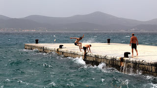 Kupači na zadarskoj rivi 19. svibnja 2013.  Foto: Roberto Lerga