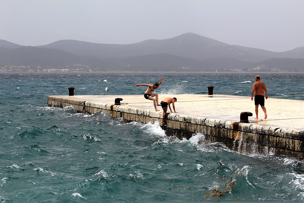 Kupači na zadarskoj rivi 19. svibnja 2013.  Foto: Roberto Lerga