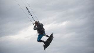 Južina nekima donosi glavobolju, surferima i kajterima je prava radost. Tako je bilo i jučer. Na biogradskoj plaži Dražica okupilo se dvadesetak ljubitelja vjetra, većina iz kiteboarding kluba Badevana-surf iz Zagreba. Iako su po meteorološkoj prognozi oč