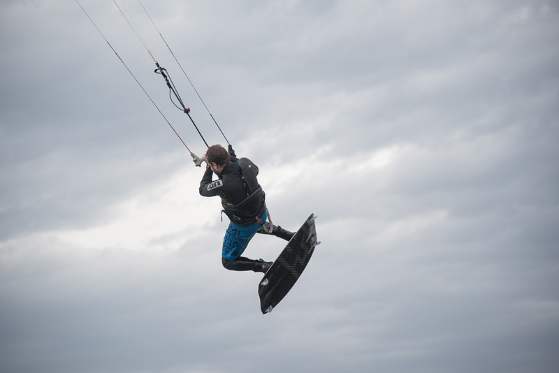 Južina nekima donosi glavobolju, surferima i kajterima je prava radost. Tako je bilo i jučer. Na biogradskoj plaži Dražica okupilo se dvadesetak ljubitelja vjetra, većina iz kiteboarding kluba Badevana-surf iz Zagreba. Iako su po meteorološkoj prognozi oč