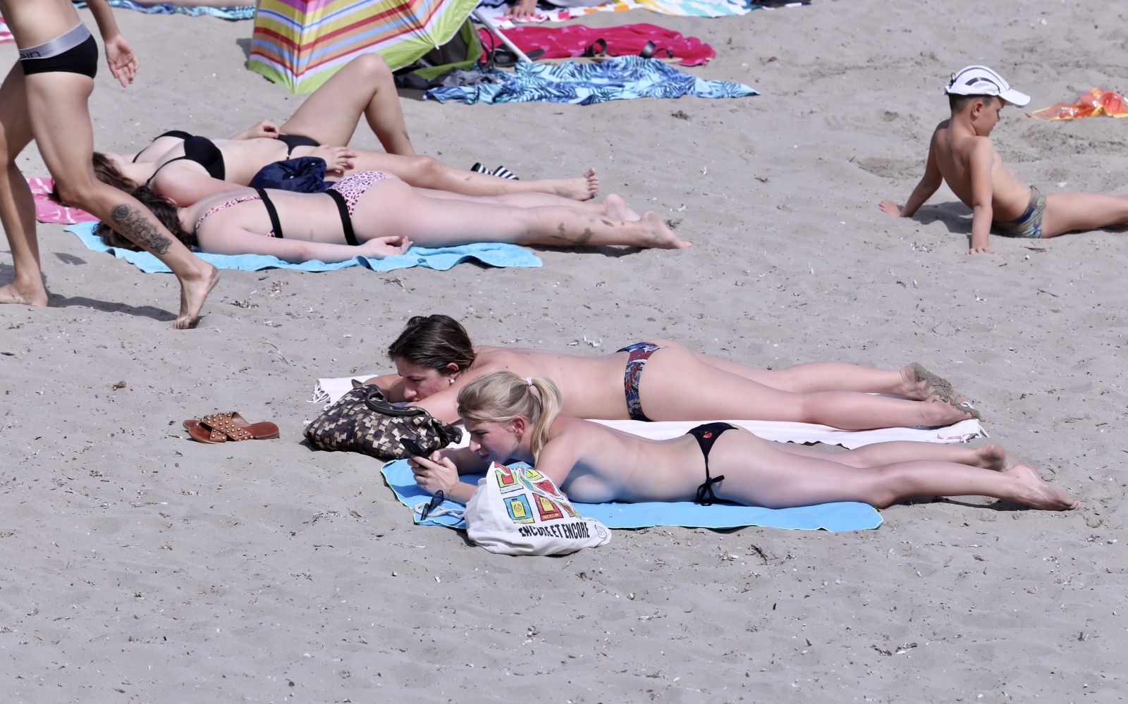 U Splitu je već naveliko počelo guštanje na plaži U Splitu je već naveliko počelo guštanje na plaži