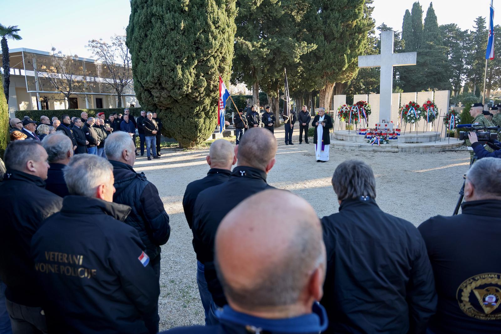 Na Gradskom groblju položeni vijenci povodom obilježavanja 33. obljetnice 72. bojne Vojne policije Na Gradskom groblju položeni vijenci povodom obilježavanja 33. obljetnice 72. bojne Vojne policije