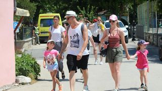 Skradin pun turista, za posjet Nacionalnom parku Krka čeka se u redu Skradin pun turista, za posjet Nacionalnom parku Krka čeka se u redu