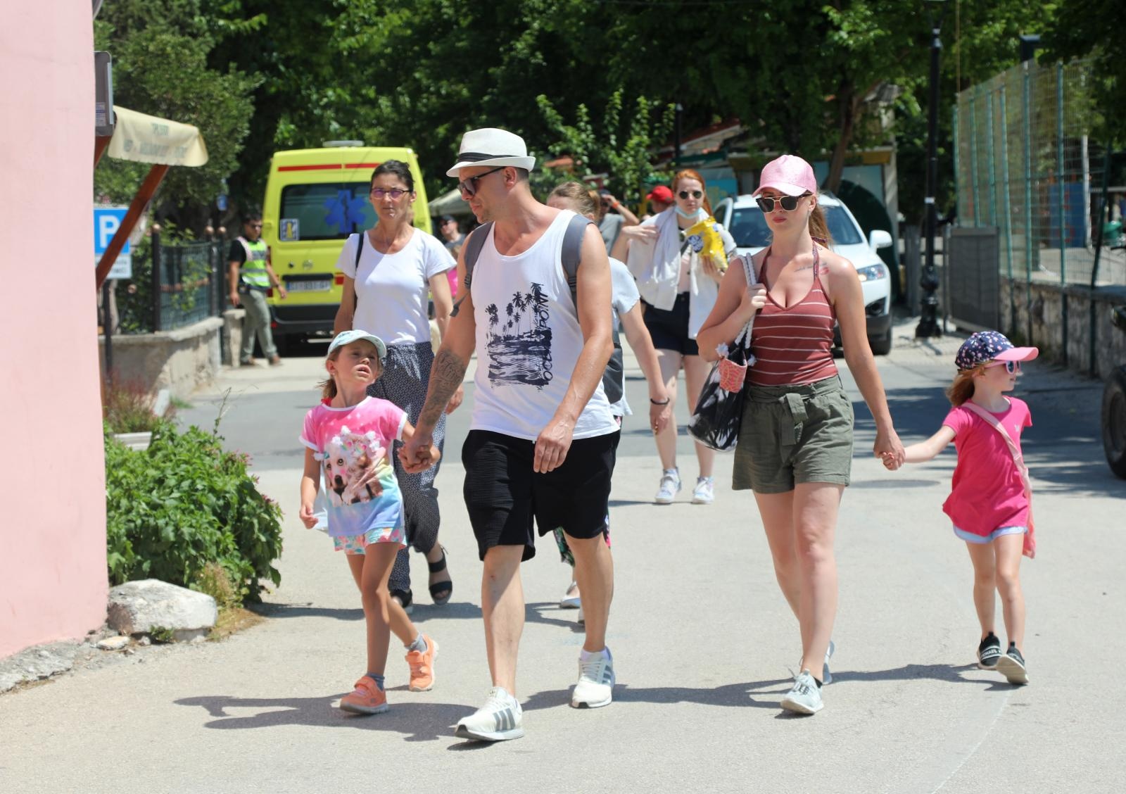 Skradin pun turista, za posjet Nacionalnom parku Krka čeka se u redu Skradin pun turista, za posjet Nacionalnom parku Krka čeka se u redu