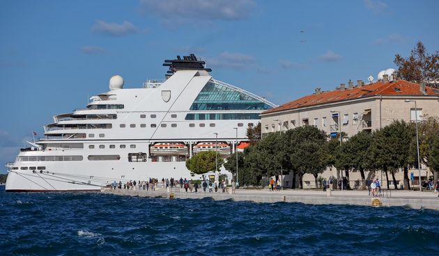 Kruzer Seabourn Encore usidren kod Pozdrava Suncu