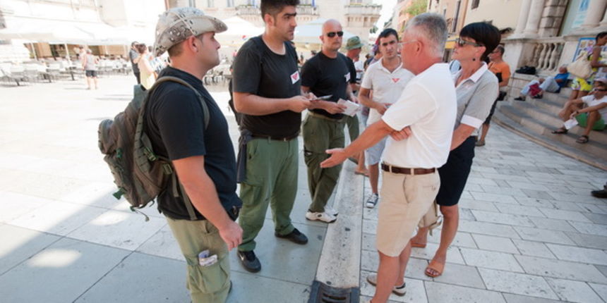 Zadar, 250812.
Pirotehnicari objedinjeni u novi sindikat odrzali su miran prosvjed na kojem su Zadranima i turistima dijelili letke na kojima pise da je hrvatska minski opasna zemlja.
Na fotografiji: pirotehnicari u razgovoru s turistima.
Foto: Luka Gerla Zadar, 250812.
Pirotehnicari objedinjeni u novi sindikat odrzali su miran prosvjed na kojem su Zadranima i turistima dijelili letke na kojima pise da je hrvatska minski opasna zemlja.
Na fotografiji: pirotehnicari u razgovoru s turistima.
Foto: Luka Gerla