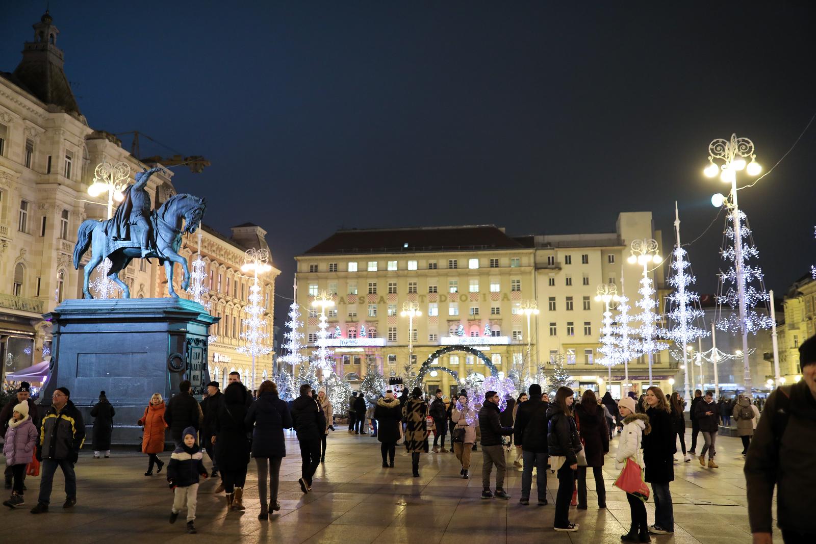 Zagrebački Advent ove godine pun je svjetla i šarenila