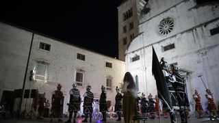 05.07.2013., Zadar – Na Trgu opatice Cike, ispred crkve svete Marije, gostovalo je Hrvatsko glazbeno drustvo sveta Cecilija iz Korcule. Izveli su tradicionalnu moresku, romanticni ples s macevima. Photo: Filip Brala/PIXSELL