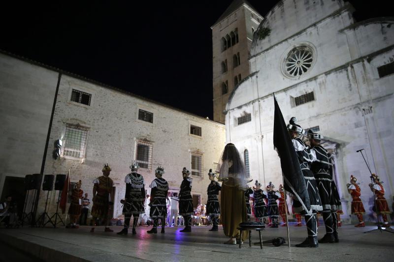 05.07.2013., Zadar – Na Trgu opatice Cike, ispred crkve svete Marije, gostovalo je Hrvatsko glazbeno drustvo sveta Cecilija iz Korcule. Izveli su tradicionalnu moresku, romanticni ples s macevima. Photo: Filip Brala/PIXSELL