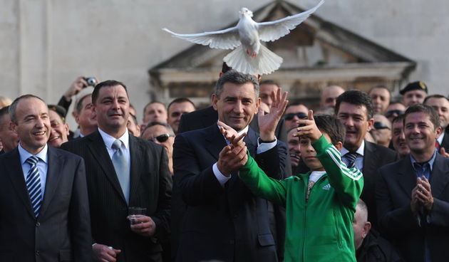 Zadar, 241112.
Obiljezavanje Dana grada Zadra i dolazak generala Ante Gotovine pocasnog gradjanina grada Zadra.
Docek generala Ante Gotovine na Forumu.
Na fotografiji: nakon govora Gotovina je s jednim djecakom pustio goluba mira.
Foto: Luka Gerlanc / CRO