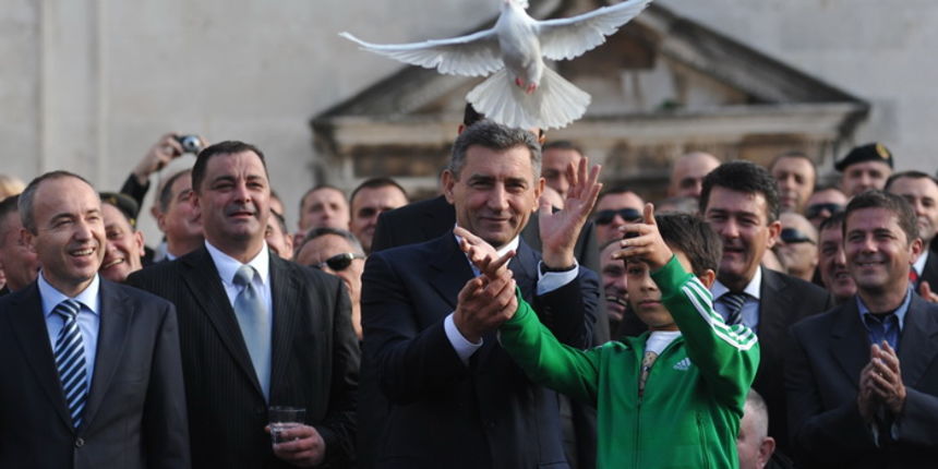 Zadar, 241112.
Obiljezavanje Dana grada Zadra i dolazak generala Ante Gotovine pocasnog gradjanina grada Zadra.
Docek generala Ante Gotovine na Forumu.
Na fotografiji: nakon govora Gotovina je s jednim djecakom pustio goluba mira.
Foto: Luka Gerlanc / CRO Zadar, 241112.
Obiljezavanje Dana grada Zadra i dolazak generala Ante Gotovine pocasnog gradjanina grada Zadra.
Docek generala Ante Gotovine na Forumu.
Na fotografiji: nakon govora Gotovina je s jednim djecakom pustio goluba mira.
Foto: Luka Gerlanc / CRO