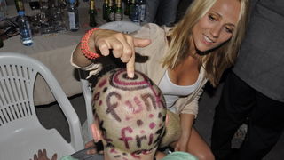 Vodice, 110611.
Obala Vladimira Natora.
Posljednja vecer CMC -a u Vodicama.
Na slici: Neda Parmac iz Feminema s bubnjarom Borisa Novkovica koji ima zanimljivu frizuru.
Foto: Marija Mihic / CROPIX