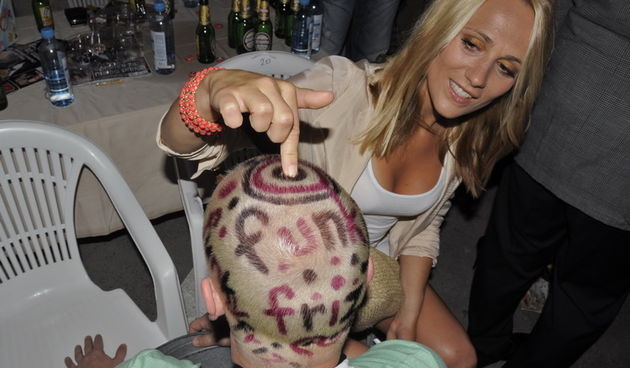 Vodice, 110611.
Obala Vladimira Natora.
Posljednja vecer CMC -a u Vodicama.
Na slici: Neda Parmac iz Feminema s bubnjarom Borisa Novkovica koji ima zanimljivu frizuru.
Foto: Marija Mihic / CROPIX