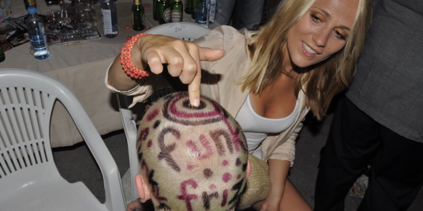 Vodice, 110611.
Obala Vladimira Natora.
Posljednja vecer CMC -a u Vodicama.
Na slici: Neda Parmac iz Feminema s bubnjarom Borisa Novkovica koji ima zanimljivu frizuru.
Foto: Marija Mihic / CROPIX