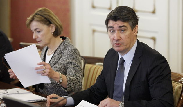 Zagreb, 130313.
Sjednica Vlade na cijem dnevnom redu je, uz ostalo, Prijedlog zakljucka u vezi s Memorandumom o suglasnosti izmedju Vlade Republike Hrvatske i Vlade Republike Slovenije.
Na fotografiji: Vesna Pusic i Zoran Milanovic.
Foto: Dragan Matic / C