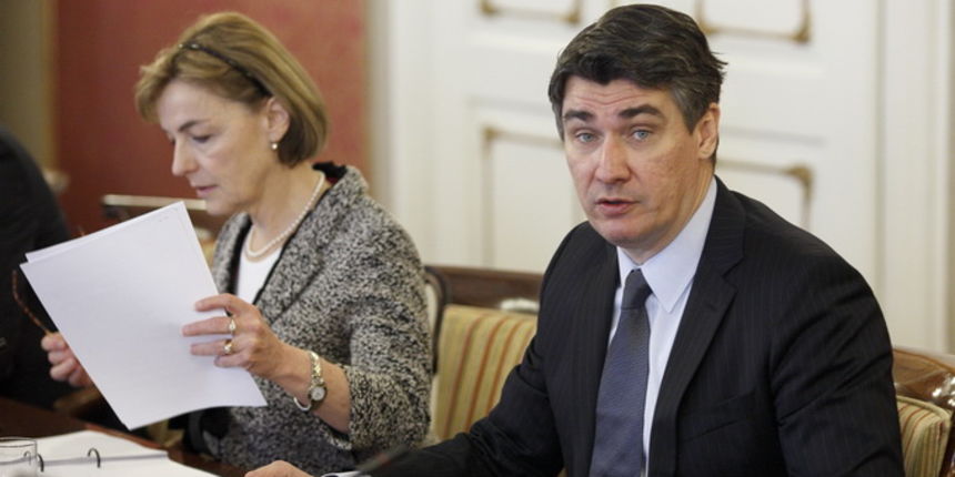 Zagreb, 130313.
Sjednica Vlade na cijem dnevnom redu je, uz ostalo, Prijedlog zakljucka u vezi s Memorandumom o suglasnosti izmedju Vlade Republike Hrvatske i Vlade Republike Slovenije.
Na fotografiji: Vesna Pusic i Zoran Milanovic.
Foto: Dragan Matic / C