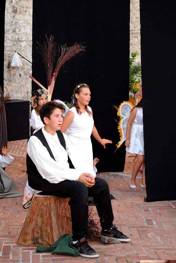 Polaznici dramsko lutkarske radionice Donatolina iz Kazališta lutaka Zadar gostovali su na ovogodišnjem Međunarodnom dječjem festivalu u Šibeniku sa predstavom “Šuma Striborova”, foto: Dino Bara Polaznici dramsko lutkarske radionice Donatolina iz Kazališta lutaka Zadar gostovali su na ovogodišnjem Međunarodnom dječjem festivalu u Šibeniku sa predstavom “Šuma Striborova”, foto: Dino Bara