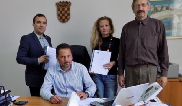 Načelnik Karlo Novoselić i Avatura otok tim Ante Župan, Mladen Lucin i Emila Šimičić Bajlo. Foto: Naši školji