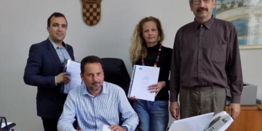 Načelnik Karlo Novoselić i Avatura otok tim Ante Župan, Mladen Lucin i Emila Šimičić Bajlo. Foto: Naši školji