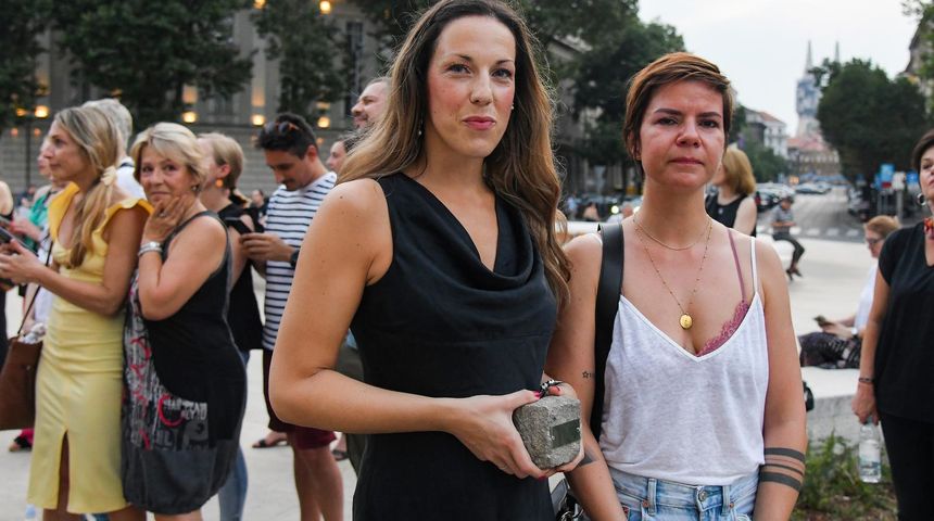 Ispred Hrvatskog drustva likovnih umjetnika (HDLU) na Trgu zrtava fasizma dodijeljene su nagrade “Nada Dimic” i “Vesna Kesic”. Dobitnici nagrade Vanja Juric i Mirela Cavajda Ispred Hrvatskog drustva likovnih umjetnika (HDLU) na Trgu zrtava fasizma dodijeljene su nagrade “Nada Dimic” i “Vesna Kesic”. Dobitnici nagrade Vanja Juric i Mirela Cavajda