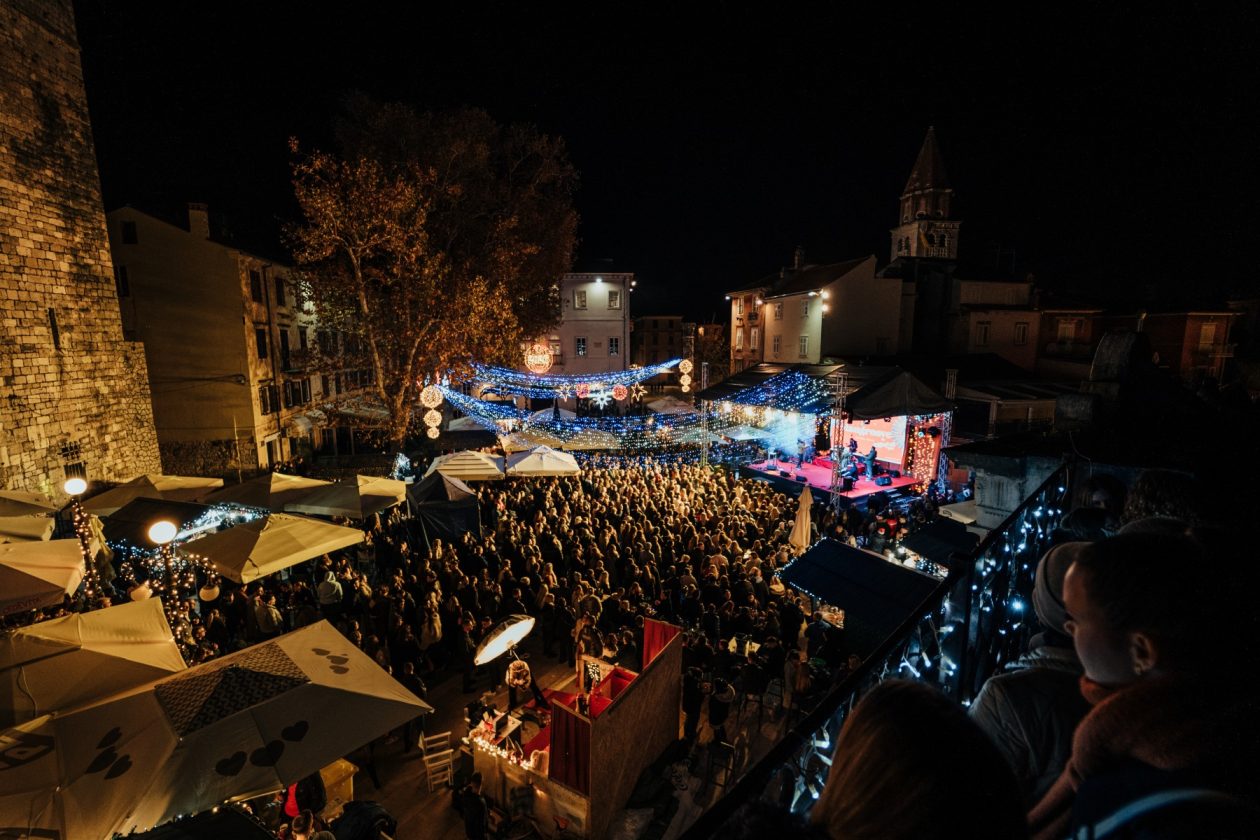 Tajči na Trgu Petra Zoranića