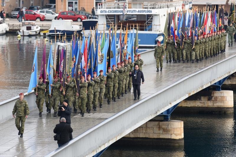 Paljenjem svijeća i polaganjem vijenaca, te mimohodom postrojbi započelo svečano obilježavanje 23. obljetnice VRO Maslenica. Foto. Dino Stanin/PIXSELL Paljenjem svijeća i polaganjem vijenaca, te mimohodom postrojbi započelo svečano obilježavanje 23. obljetnice VRO Maslenica. Foto. Dino Stanin/PIXSELL