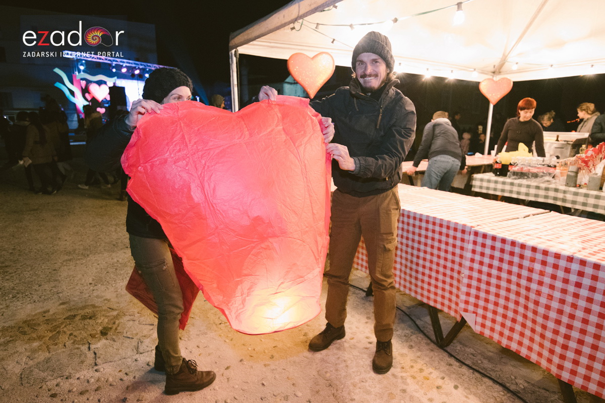 Humanitarni svjetlosni spektakl “Zaželi ljubav 2018.” @ Forum
