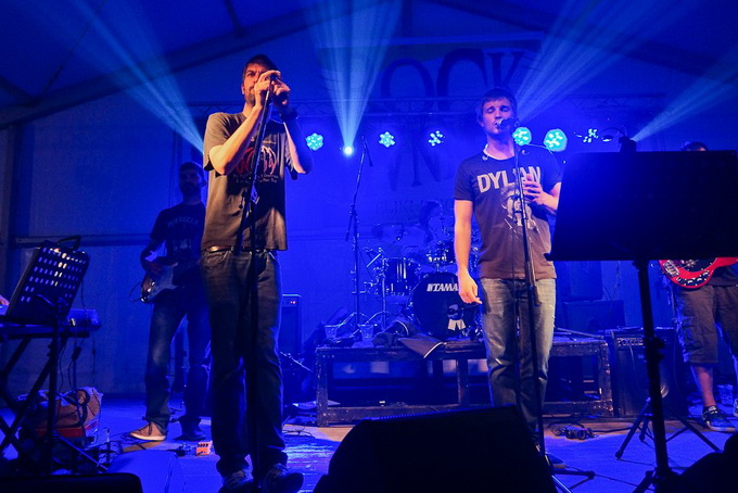 Jelena Rozga oduševila je brojnu publiku drugog dana Jarun Piknik Festivala. Nirvana kao i stari Jelenini hitovi rasplesali su tisuće posjetitelja na Otoku hrvatske mladeži