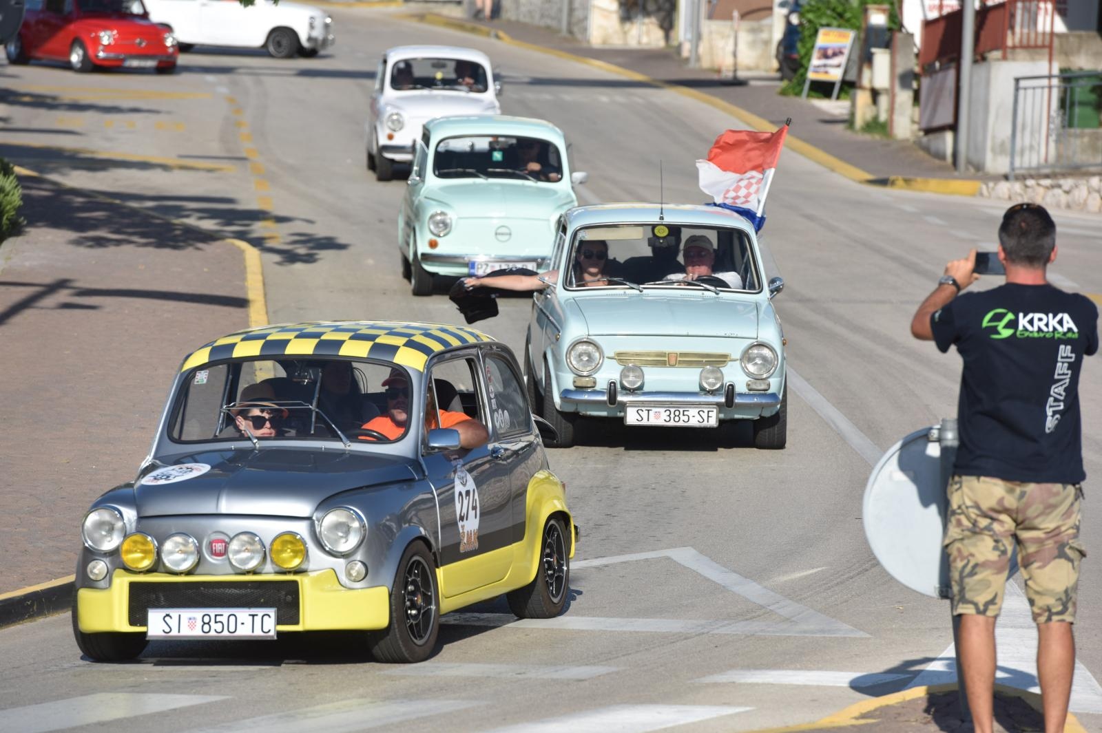 Primošten: Defile sudionika 2. Međunarodnog Fićo skupa Šibenik 2018. Primošten: Defile sudionika 2. Međunarodnog Fićo skupa Šibenik 2018.