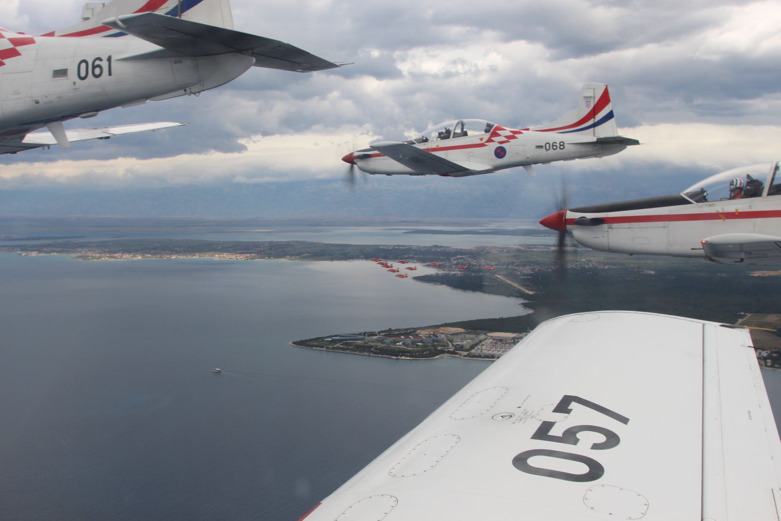 Krila Oluje i Red Arrows preletjeli iznad Zadarskog kanala